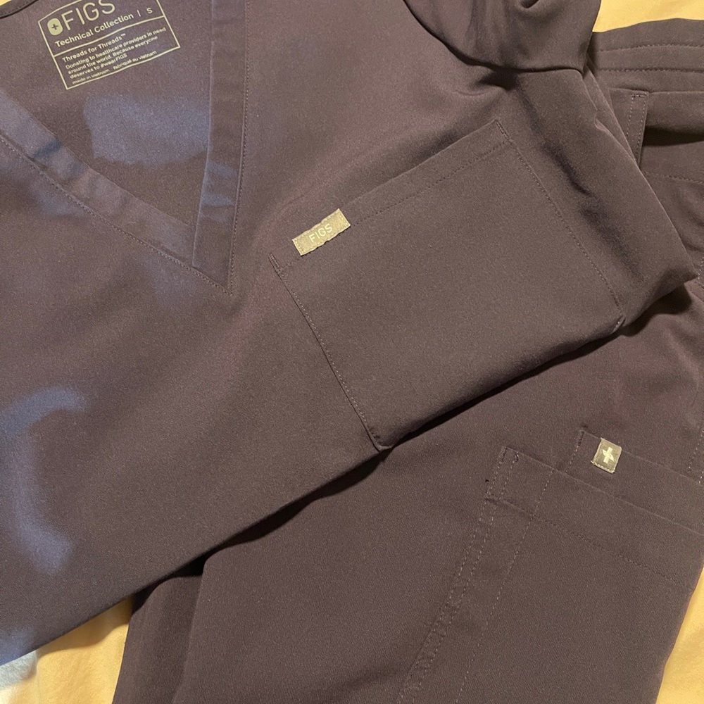 FIGS scrub set